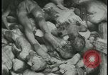 Image les citoyens allemands visite des camps de concentration Allemagne, 1945, de la seconde 31 séquences d'archives historiques vidéo 65675054785