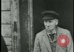 Image les citoyens allemands visite des camps de concentration Allemagne, 1945, de la seconde 32 séquences d'archives historiques vidéo 65675054785