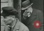 Image les citoyens allemands visite des camps de concentration Allemagne, 1945, de la seconde 33 séquences d'archives historiques vidéo 65675054785