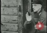 Image les citoyens allemands visite des camps de concentration Allemagne, 1945, de la seconde 35 séquences d'archives historiques vidéo 65675054785