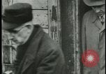 Image les citoyens allemands visite des camps de concentration Allemagne, 1945, de la seconde 36 séquences d'archives historiques vidéo 65675054785