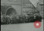 Image les citoyens allemands visite des camps de concentration Allemagne, 1945, de la seconde 37 séquences d'archives historiques vidéo 65675054785