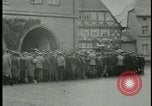 Image les citoyens allemands visite des camps de concentration Allemagne, 1945, de la seconde 39 séquences d'archives historiques vidéo 65675054785