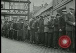 Image les citoyens allemands visite des camps de concentration Allemagne, 1945, de la seconde 40 séquences d'archives historiques vidéo 65675054785