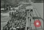 Image les citoyens allemands visite des camps de concentration Allemagne, 1945, de la seconde 41 séquences d'archives historiques vidéo 65675054785
