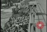 Image les citoyens allemands visite des camps de concentration Allemagne, 1945, de la seconde 42 séquences d'archives historiques vidéo 65675054785