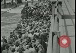 Image les citoyens allemands visite des camps de concentration Allemagne, 1945, de la seconde 43 séquences d'archives historiques vidéo 65675054785
