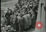 Image les citoyens allemands visite des camps de concentration Allemagne, 1945, de la seconde 46 séquences d'archives historiques vidéo 65675054785