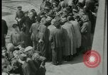 Image les citoyens allemands visite des camps de concentration Allemagne, 1945, de la seconde 47 séquences d'archives historiques vidéo 65675054785
