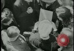 Image les citoyens allemands visite des camps de concentration Allemagne, 1945, de la seconde 48 séquences d'archives historiques vidéo 65675054785