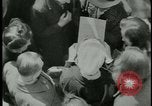Image les citoyens allemands visite des camps de concentration Allemagne, 1945, de la seconde 50 séquences d'archives historiques vidéo 65675054785
