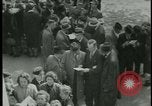 Image les citoyens allemands visite des camps de concentration Allemagne, 1945, de la seconde 49 séquences d'archives historiques vidéo 65675054785