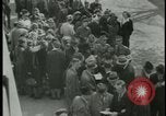 Image les citoyens allemands visite des camps de concentration Allemagne, 1945, de la seconde 52 séquences d'archives historiques vidéo 65675054785