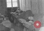 Standbild KZ-Opfer Deutschland, 1945, aus Sekunde 1 historischem Filmmaterial Videoclip 65675054791