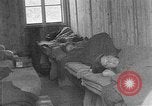 Standbild KZ-Opfer Deutschland, 1945, aus Sekunde 3 historischem Filmmaterial Videoclip 65675054791