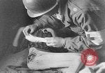 Standbild KZ-Opfer Deutschland, 1945, aus Sekunde 13 historischem Filmmaterial Videoclip 65675054791