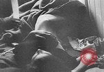 Standbild KZ-Opfer Deutschland, 1945, aus Sekunde 14 historischem Filmmaterial Videoclip 65675054791