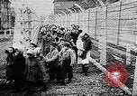 Standbild KZ-Opfer Deutschland, 1945, aus Sekunde 17 historischem Filmmaterial Videoclip 65675054791