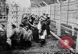 Standbild KZ-Opfer Deutschland, 1945, aus Sekunde 18 historischem Filmmaterial Videoclip 65675054791