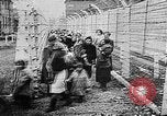 Standbild KZ-Opfer Deutschland, 1945, aus Sekunde 19 historischem Filmmaterial Videoclip 65675054791