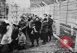 Standbild KZ-Opfer Deutschland, 1945, aus Sekunde 20 historischem Filmmaterial Videoclip 65675054791