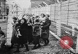 Standbild KZ-Opfer Deutschland, 1945, aus Sekunde 21 historischem Filmmaterial Videoclip 65675054791