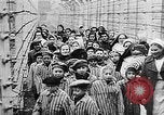 Standbild KZ-Opfer Deutschland, 1945, aus Sekunde 22 historischem Filmmaterial Videoclip 65675054791