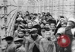Standbild KZ-Opfer Deutschland, 1945, aus Sekunde 23 historischem Filmmaterial Videoclip 65675054791