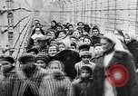 Standbild KZ-Opfer Deutschland, 1945, aus Sekunde 24 historischem Filmmaterial Videoclip 65675054791