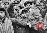 Standbild KZ-Opfer Deutschland, 1945, aus Sekunde 26 historischem Filmmaterial Videoclip 65675054791