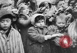 Standbild KZ-Opfer Deutschland, 1945, aus Sekunde 27 historischem Filmmaterial Videoclip 65675054791