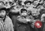 Standbild KZ-Opfer Deutschland, 1945, aus Sekunde 28 historischem Filmmaterial Videoclip 65675054791