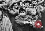 Standbild KZ-Opfer Deutschland, 1945, aus Sekunde 29 historischem Filmmaterial Videoclip 65675054791