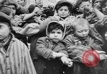Standbild KZ-Opfer Deutschland, 1945, aus Sekunde 30 historischem Filmmaterial Videoclip 65675054791