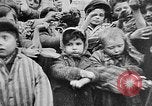 Standbild KZ-Opfer Deutschland, 1945, aus Sekunde 31 historischem Filmmaterial Videoclip 65675054791
