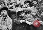 Standbild KZ-Opfer Deutschland, 1945, aus Sekunde 32 historischem Filmmaterial Videoclip 65675054791