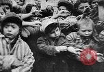 Standbild KZ-Opfer Deutschland, 1945, aus Sekunde 33 historischem Filmmaterial Videoclip 65675054791