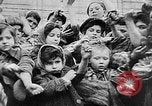 Standbild KZ-Opfer Deutschland, 1945, aus Sekunde 36 historischem Filmmaterial Videoclip 65675054791