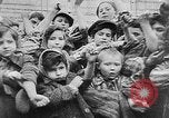 Standbild KZ-Opfer Deutschland, 1945, aus Sekunde 37 historischem Filmmaterial Videoclip 65675054791