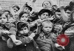 Standbild KZ-Opfer Deutschland, 1945, aus Sekunde 38 historischem Filmmaterial Videoclip 65675054791