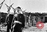 Standbild KZ-Opfer Deutschland, 1945, aus Sekunde 40 historischem Filmmaterial Videoclip 65675054791