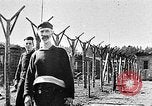 Standbild KZ-Opfer Deutschland, 1945, aus Sekunde 41 historischem Filmmaterial Videoclip 65675054791