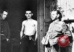 Standbild KZ-Opfer Deutschland, 1945, aus Sekunde 42 historischem Filmmaterial Videoclip 65675054791