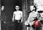 Standbild KZ-Opfer Deutschland, 1945, aus Sekunde 43 historischem Filmmaterial Videoclip 65675054791