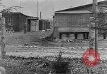 Standbild KZ-Opfer Deutschland, 1945, aus Sekunde 51 historischem Filmmaterial Videoclip 65675054791
