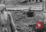 Standbild KZ-Opfer Deutschland, 1945, aus Sekunde 52 historischem Filmmaterial Videoclip 65675054791
