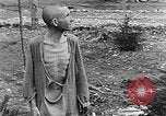 Standbild KZ-Opfer Deutschland, 1945, aus Sekunde 53 historischem Filmmaterial Videoclip 65675054791