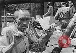 Standbild KZ-Opfer Deutschland, 1945, aus Sekunde 59 historischem Filmmaterial Videoclip 65675054791