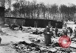 Standbild deutsche Bürger kz Deutschland, 1945, aus Sekunde 4 historischem Filmmaterial Videoclip 65675054792