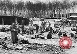 Standbild deutsche Bürger kz Deutschland, 1945, aus Sekunde 7 historischem Filmmaterial Videoclip 65675054792